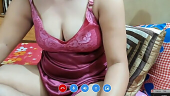 Mature Indian Aunty Shows Off Her Big Ass On Webcam