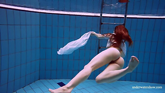 Filles Européennes Dans Une Piscine Chaude Et Nue