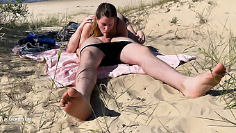 Un Couple Nudiste Profite De Plaisir Oral Sur La Plage