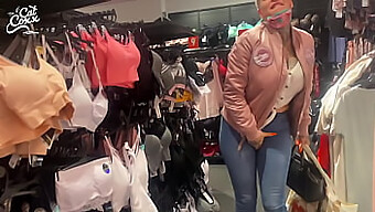 Tiempo De Juego Público Con Un Juguete Sexual En Un Centro Comercial