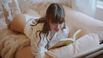 Riley Reid Terangsang Dengan Memikirkan Gurunya Sambil Mempelajari Buku Sastranya!