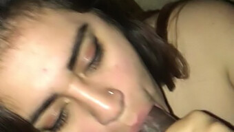 Latina seksi memberikan blowjob dan menerima cumshot