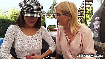 Blondínka A Brunetka Lesbičky Si Užívajú Bozkávanie A Prstovanie