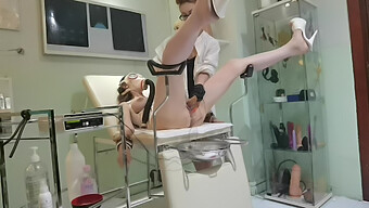 La Padrona Regina Domina Nella Sessione Bdsm Della Clinica Femminile