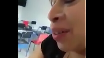 Profesora MILF da una mamada profunda y satisfactoria en el ambiente del aula