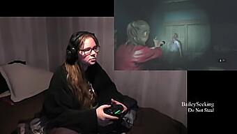 Titta på en brunett med stora naturliga bröst strippa medan hon spelar Resident Evil 2