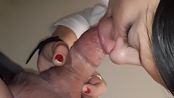 Người Đẹp Mảnh Mai Cho Một Màn Blowjob Doggy Chặt Chẽ Trong Phòng Tắm